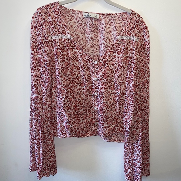Hollister Tops - Hollister Cropped Long semi bell sleeve floral top Lightweight